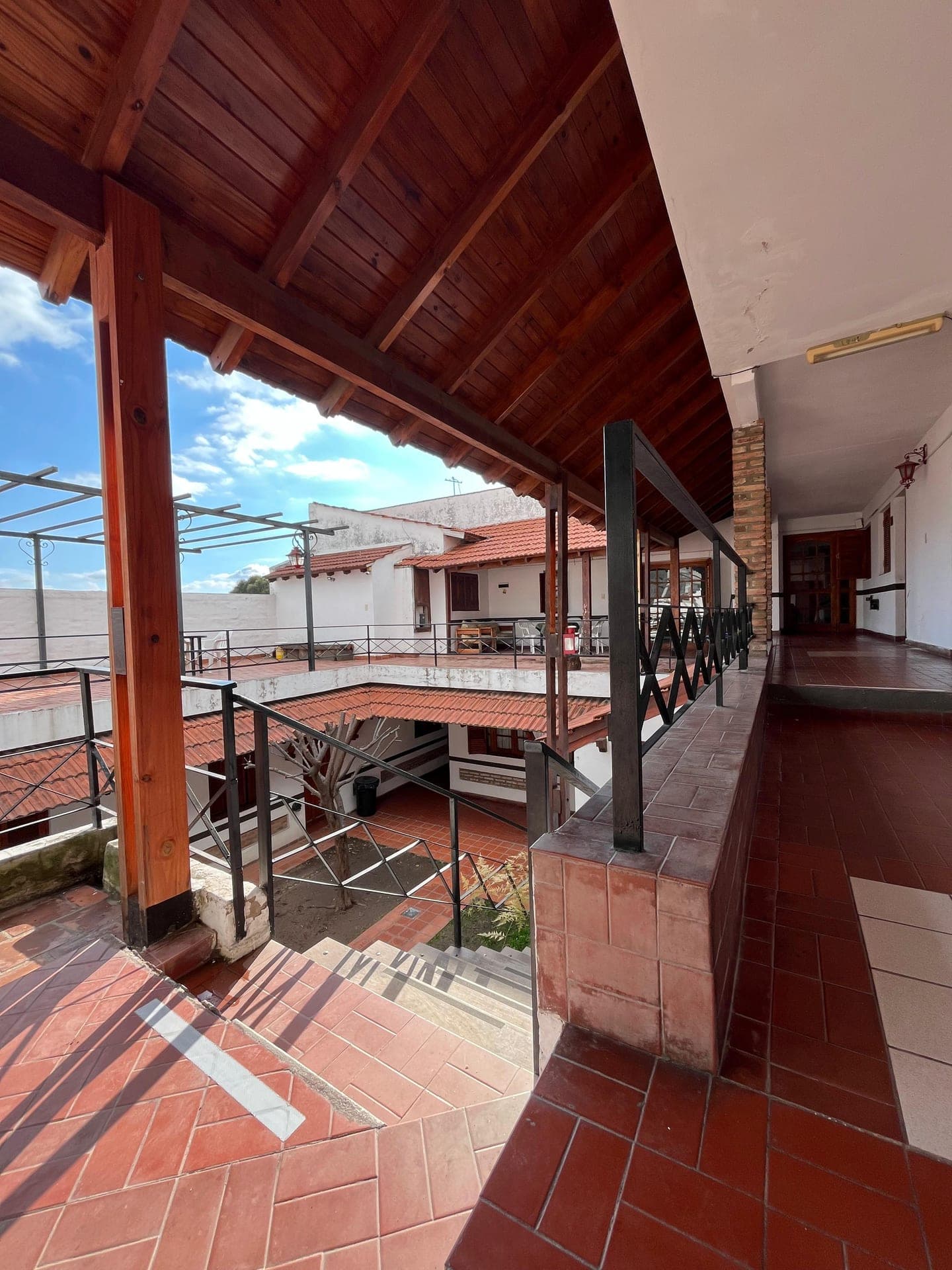 La galeria de madera y tejas de la planta alta, mirando al patio