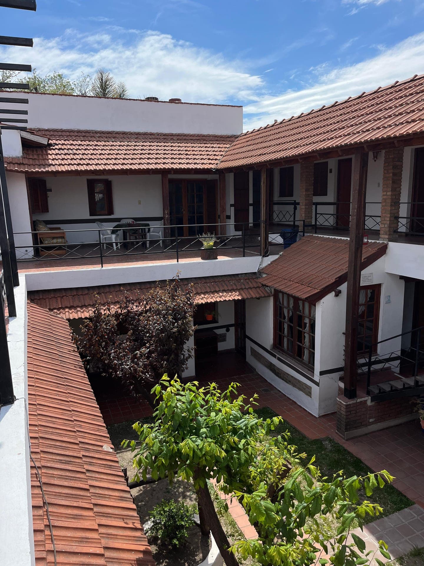 El patio interno con galeria de tejas y jardin, visto desde arriba