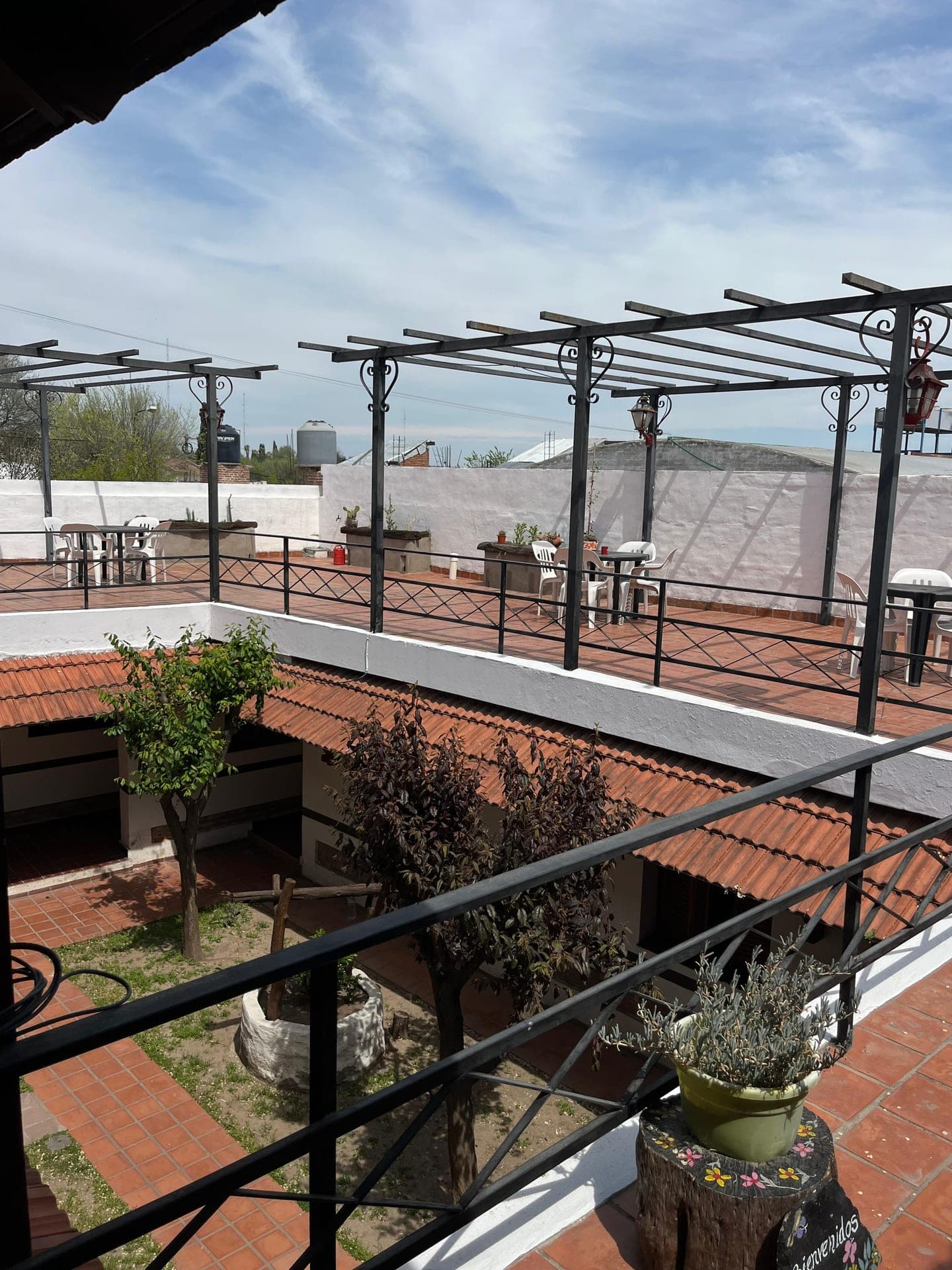 La terraza con pergolas y la vista al patio con jardin