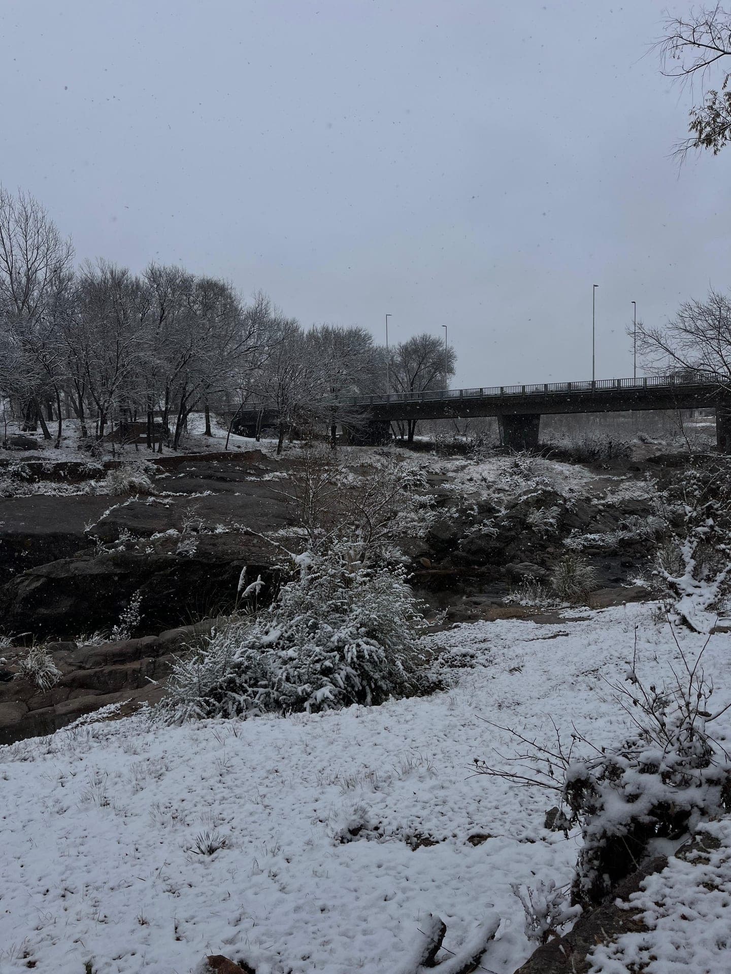 El rio y el puente de Mina Clavero bajo la nieve